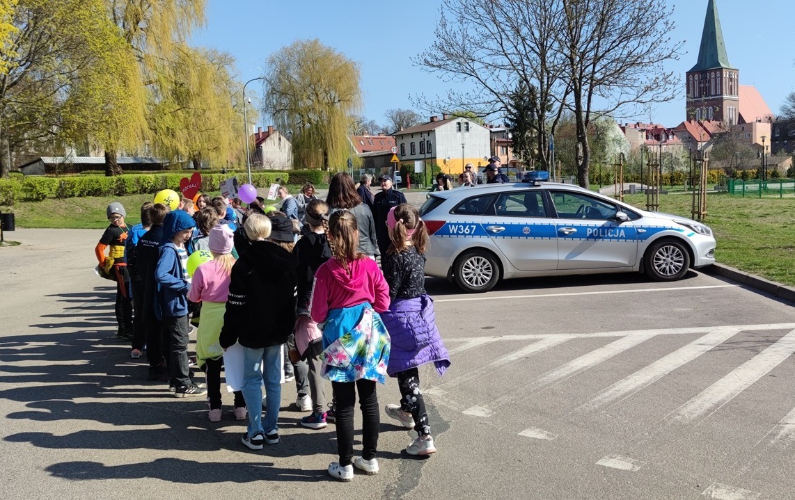 Zdjęcie do Spotkanie z dziećmi w parku - temat sprzeciwu wobec bicia dzieci